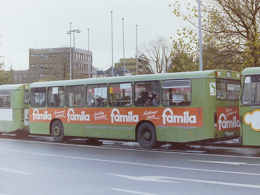 Wagen 72, OL-VJ 561, Bj. 1985. Die Wagen 72 und 76 �bernahmen, nat�rlich im neuen Design, die Nachfolge der beiden DB O 305, Wagen 139 (Bj. 1974, http://pekol-busse.startbilder.de/name/einzelbild/number/142632/kategorie/Neueste.html) und 146 (Bj. 1975, http://pekol-busse.startbilder.de/name/einzelbild/number/142852/kategorie/Neueste.html). Das Bild zeigt den Bus in der Woche nach Kramermarkt 1985 am LAPPAN NORD.