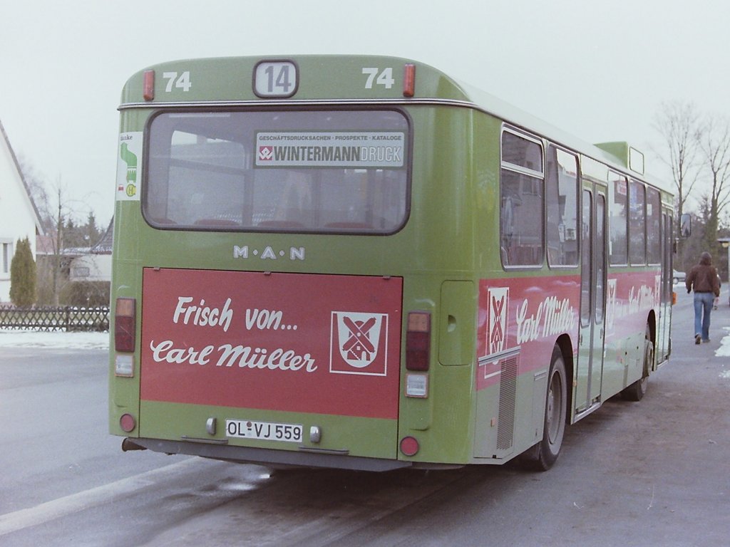 Wagen 74. Da die Heckansicht der Busse mit CARL-M�LLER-Werbung bislang immer etwas zu kurz kam, zeige ich den Bus noch einmal aus dieser Perspektive. Er steht am 07.02.86 in OFENERDIEK. Jetzt mit den abgewandelten Wappen der OVB-Pekol.