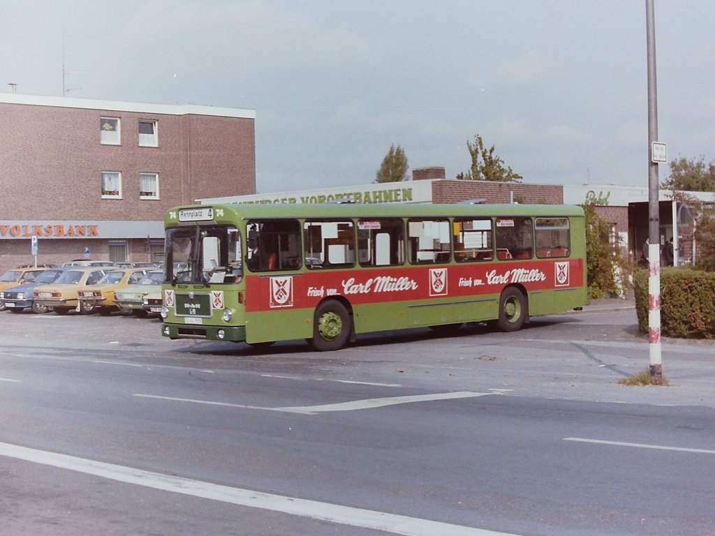 Wagen 74, OL-VJ 559, Bj. 1985. Der n�chste Abl�ser verl��t am 06.10.85 das Depot. Wagen 74 hatte ohne gro�e Ver�nderungen dieselbe Werbung bekommen, wie sein Vorg�nger, Wagen 144 (http://pekol-busse.startbilder.de/name/einzelbild/number/148604/kategorie/Neueste.html). Auch er tr�gt nat�rlich in seiner ersten Einsatzwoche noch keine Firmenlogos der VWG.