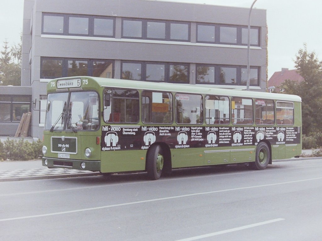 Wagen 75, OL-VJ 557, Bj. 1985. Ich habe mich oft gefragt, wie die Zulassung der Busse ablief. An die neuen Buchstabenkombinationen hatte man sich ja schnell gew�hnt. Bei den Anmeldungen m�ssen aber die Fahrzeugbriefe einmal runtergefallen sein, denn bis zu Wagen 74 waren sie in absteigender Reihenfolge erfolgt. Jetzt geriet alles Durcheinander. RIPKEN & RIPKEN war zudem ein neuer Werbekunde. Das Haus f�r HiFi-Anlagen der besonderen Klasse pflegte einen ebensolchen besonderen Witz bei der Bewerbung seines Unternehmens. Regelm��ig erschienen in der NWZ an derselben Stelle geschaltete Anzeigen mit witzigen Statements, wie sie auch auf dem Bus aufgebracht wurden. Eigentlich, so sind meine Informationen, sollte der Bus vollst�ndig schwarz lackiert werden, das wollten wohl aber Pekol oder VWG nicht, nur mit warnenden Markierungen an den Kanten. Das wiederum wollte aber RIPKEN & RIPKEN nicht. Also blieb es bei dem normalen Werbeband. Aber, den Verantwortlichen unterlief ein kleiner Fehler. Das Bild ist leider nicht besonders scharf, aber es ist zu erkennen. Unter dem zweiten Fenster kann man es lesen :  Pekol bringt Sie �berall hin. Auch zu uns.  Diese Aussage stimmte nat�rlich zu diesem Zeitpunkt nicht mehr. 