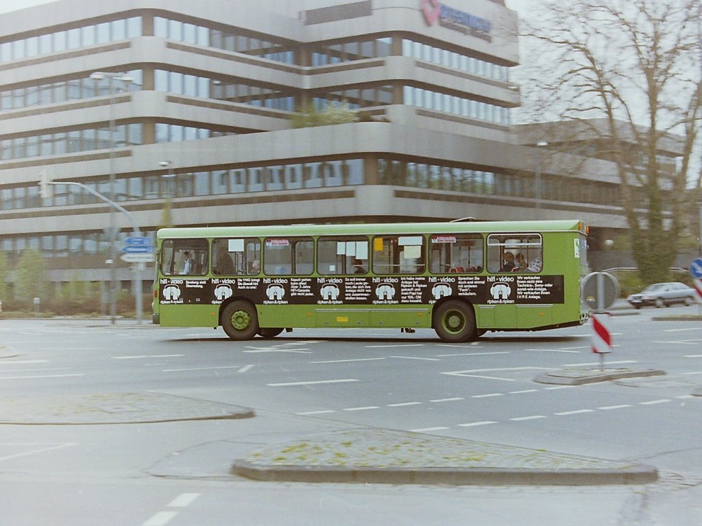Wagen 75. Und tats�chlich, im Sommer 1987, war die Lackierung ge�ndert. Jetzt brachte einen die VWG �berall hin. Ein Detailbild des Busses finden sie auch unter diesem LINK : http://imageshack.us/photo/my-images/577/scannen0007t.jpg/