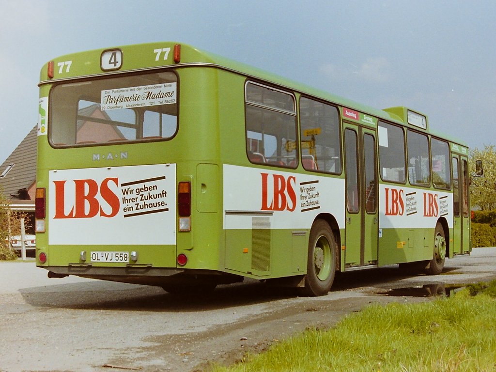 Wagen 77. Und selbstverst�ndlich wurde auch dieser Bus umlackiert. Das Foto zeigt ihn wieder auf der Linie 4, diesmal im Sommer 1987 an der Endstation IM BROOK.