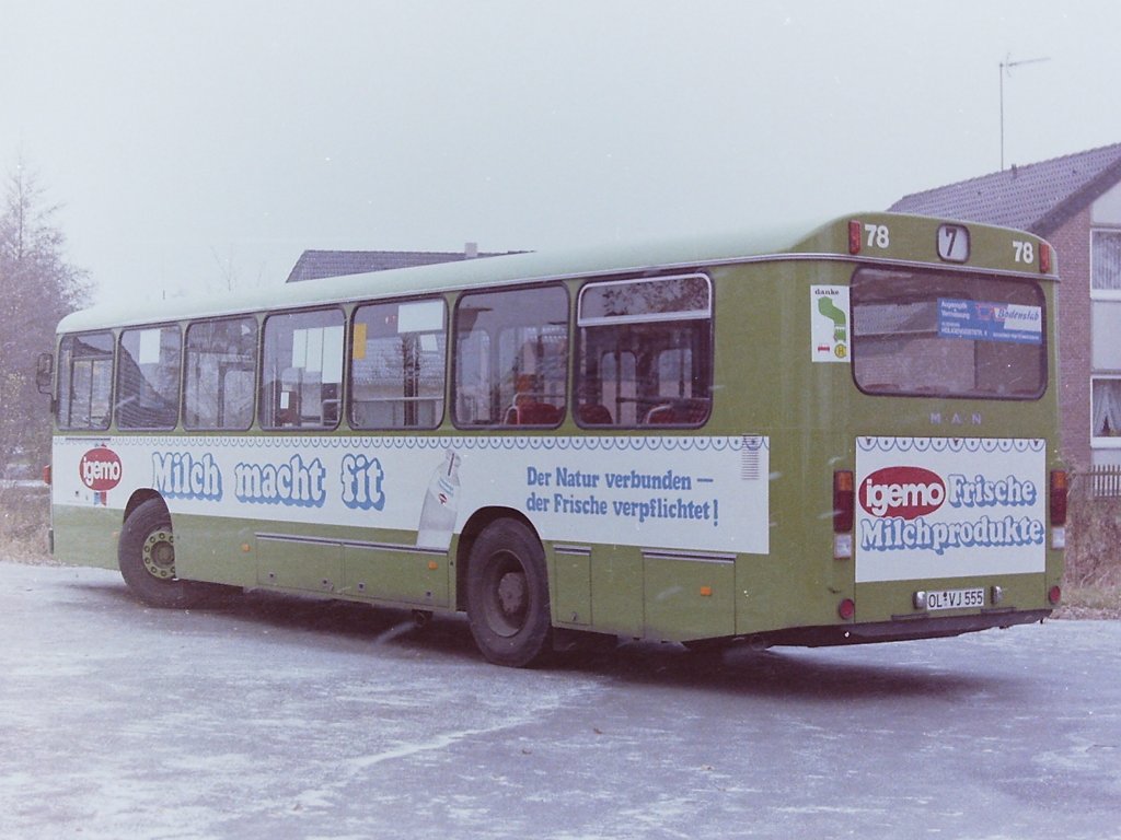 Wagen 78, OL-VJ 555, Bj. 1985. Dieser MAN war der 60. SL 200, der f�r Pekol, bzw. die VWG zugelassen wurde. Allerdings waren es zu diesem Zeitpunkt nur noch 59. Wagen 28 war ja wie beschrieben im August, also noch als Pekol-Bus, in Hatterw�stung ausgebrannt. Dieses Bild zeigt den Bus im Dezember 1985 mit dem neuen IGEMO-Design in der Kehre der Endstation der Linie 7 in DRIELAKE.