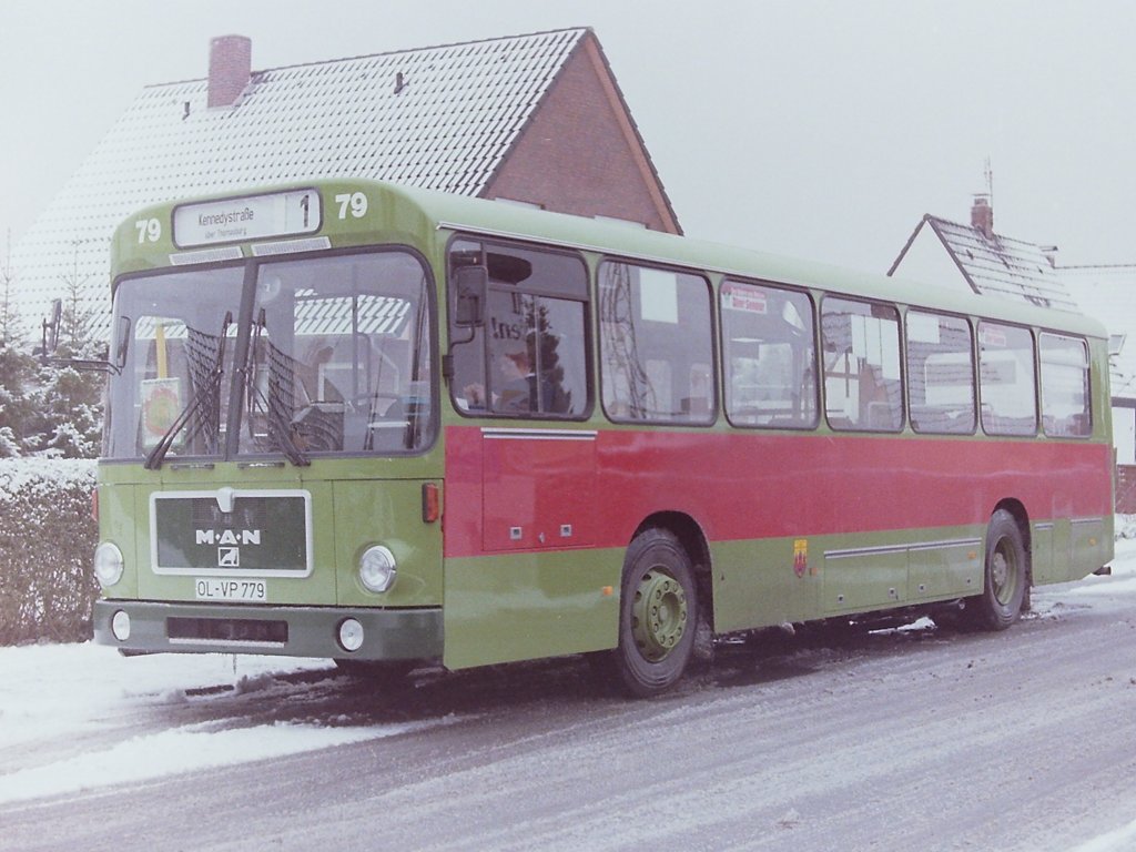 Wagen 79. ... Fahrerseite in rot vorlackiert waren konnte nur einen neuen Werbekunden bedeuten. Die beiden Aufnahmen zeigen den Bus im Februar 1986 an der Endstation der Linie 1 AM STADTRAND. Ob es Zufall war, dass Wagennummer und Kennzeichen wieder �bereinstimmten ?