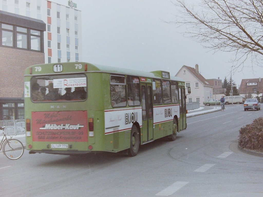 Wagen 79. ... die T�rseite f�r das Schmuck & Kunstgesch�ft BIJOU warb. Das Foto zeigt den Bus in der Stra�e Unterm Berg.