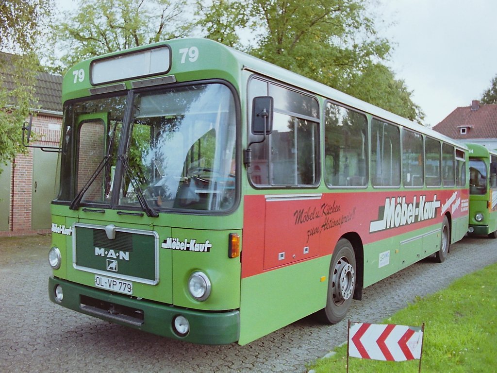 Wagen 79. Etwas sp�ter im selben Jahr wurde auch die Front erg�nzt. Dieses Mal steht der Bus nach dem Liniendienst auf dem Hof. W�hrend fr�her die Busse durch die jeweiligen Fahrer nach Schichtende durch die Tankstelle und die Waschanlage gefahren wurden, war hierf�r jetzt eigens Personal abgestellt. Dadurch bildeten sich z.T. aber lange Reihen auf dem Gel�nde. 