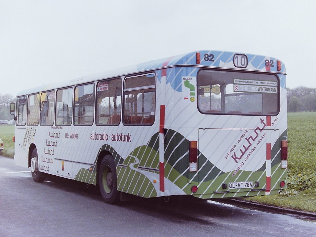 Wagen 82. ... denn die Grafiker der Werbefirma hatten es gut verstanden das Dienstleistungsangebot der Firma KUHNT in klaren, gut lesbaren aber nicht langweilig wirkenden Motiven auf das Blech zu bringen, um es mal salopp zu formulieren. Die Landschaft am hinteren Teilen des Busses ...