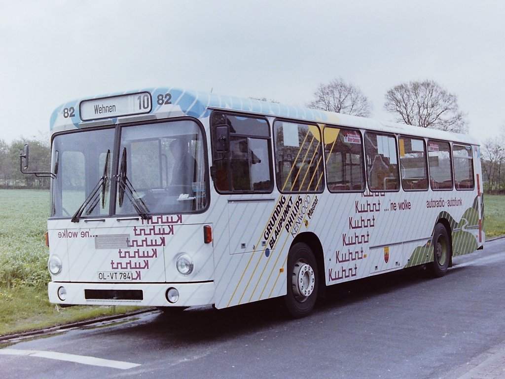 Wagen 82, OL-VT 784, Bj. 1986. Fr�her als �blich waren 1986 die neuen Busse in Oldenburg angekommen. Dieser hier sollte Geschichte schreiben. Zur Erinnerung : Erst Anfang des Jahres war mit Wagen 62 der erste Bus mit Vollwerbung in den Liniendienst gegangen. Jetzt schickte KUHNT als Abl�sung f�r den Setra S 130 S, Wagen 11 aus dem Jahr 1976, diesen SL 200 hinterher. Der Wagen steht auf den folgenden Fotos im Mai an der Endstation der Linie 10 in Wahnbek, in der Havelstra�e. Gehen wir mal um das Fahrzeug herum ... 