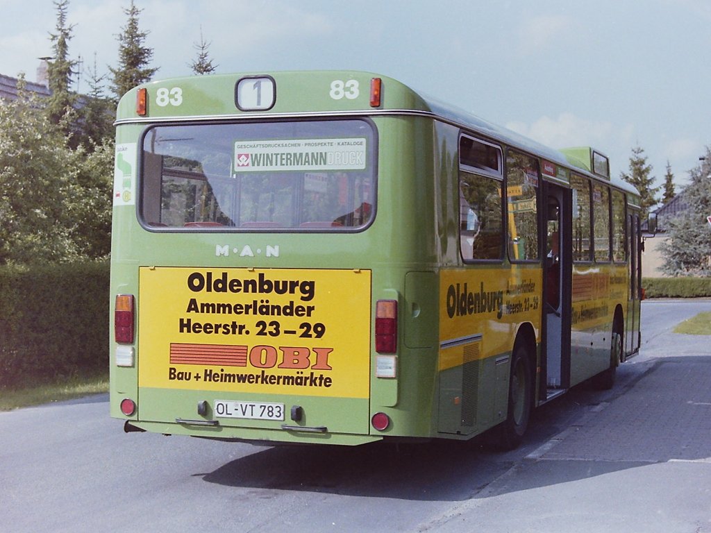 Wagen 83. Noch im Mai 1986 ging der Bus fertig auf Linie, hier aufgenommen an der Endstation der Linie 1 AM STADTRAND. Die Lackierung war ohne gro�e Ver�nderungen, ...