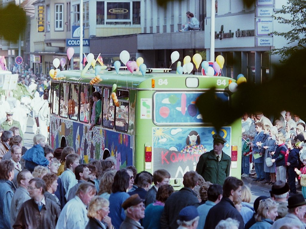 Wagen 84. ... er durfte am 26.09.87 bunt bemalt und voll besetzt mit den jungen K�nstlern, Oldenburger Grundsch�ler, im Kramermarktumzug mitfahren. Dazu wurde sogar das f�nfte Fenster auf der Fahrerseite entfernt.