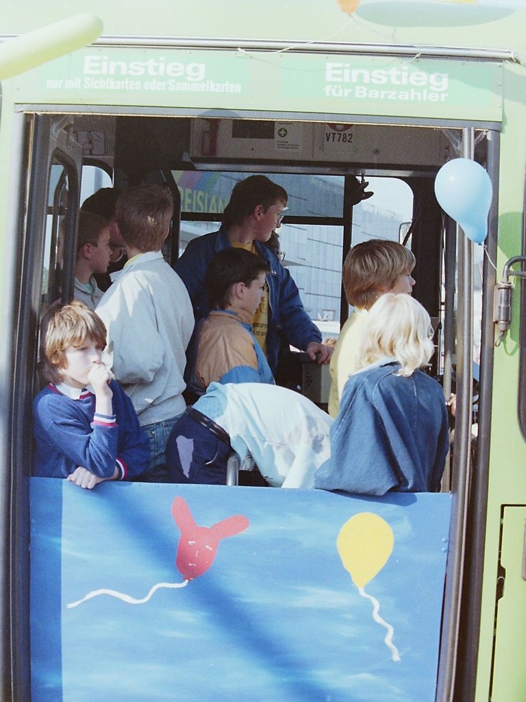 Wagen 84. ... mit offenen T�ren Bus fahren.