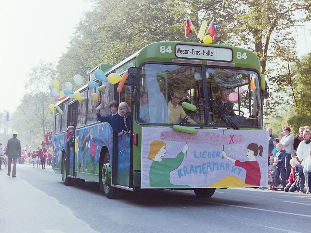 Wagen 84. Die Farbe war nat�rlich nicht direkt am Bus angebracht, sondern auf vorher angeklebten Fl�chen. Trotzdem hatten die Kinder ihren Spa� und wann kann man schon mal ...