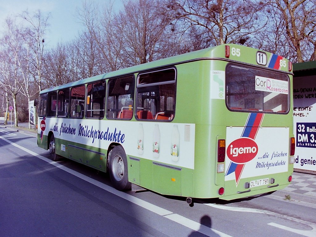 Wagen 85. Mitte des Jahres 1992 wurde das Werbedesign der IGEMO-Busse etwas modernisiert. Das IGEMO-Logo erhielt ein blaues und ein rotes Band, die �ber die normale Werbefl�che hinausragten. Au�erdem wurde der Schriftzug ver�ndert. Anstelle von  Milch macht fit  hie� es jetzt  ... die frischen Milchprodukte . Die Aufnahme zeigt den Bus im Fr�hjahr 1993 im P&R-Verkehr vor dem Marschweg-Stadion.