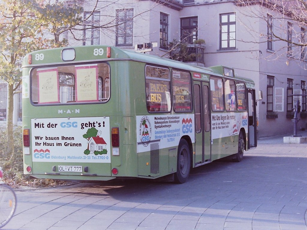 Wagen 89. Im Dezember 1986 stand der Bus als Paketbus in der Vorweihnachtszeit am Lappan. Die VWG bot mit diesem Service den Oldenburgern die M�glichkeit ihre Pakete w�hrend des Einkaufens hier zu deponieren. Zu diesem Zeitpunkt war der Bus zwar schon etwas besonderes, darauf komme ich sp�ter noch, aber wer ahnte schon, dass man mit dem Bus noch ganz andere Pl�ne hatte. Wie schon mal erw�hnt, 1986 war das Jahr in dem die ersten Busse mit Vollwerbung ausgestattet wurden und die GSG hatte wohl Gefallen an dieser Form der Werbung gefunden.