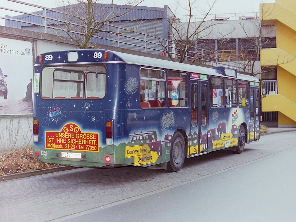 Wagen 89. Zwei Jahre sp�ter, im Dezember 1988, sah der Bus n�mlich so aus. Auf einer mitternachtsblauen Grundierung waren Sterne, Feuerwerke und H�user zu sehen. Auf dem Heck war formatf�llend Name und Anschrift der GSG aufgebracht, in einem Design, dass normalerweise nur von der Stadt Oldenburg verwendet wurde.