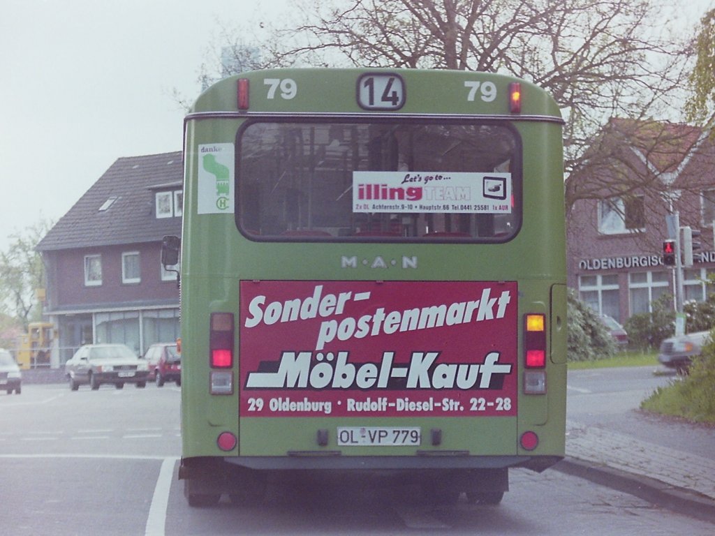 Wagen. Im Juni 1992 machte ich dann aus dem Auto heraus diese Aufnahme vom Heck des Busses, die deutlich ver�ndert wurde. Der Wagen kehrt ist nach Ende des Einsatzes auf der Linie 14 auf dem Weg zur�ck ins Depot.