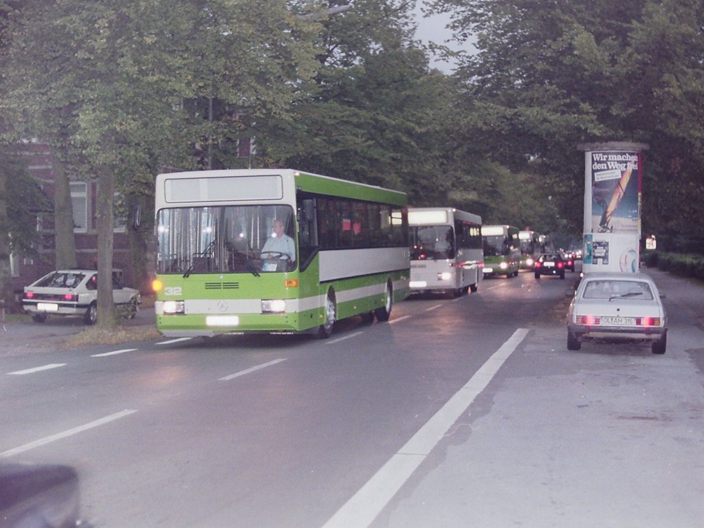 Zulassungen 1990. Die Ankunft der neuen Busse war immer etwas besonderes und ist es wahrscheinlich heute auch noch. Da war man als Fan schon auf Insiderwissen angwiesen, insbesondere was die ungef�hre Ankunftszeit betraf. Umso erfreulicher war die Feststellung, dass man sich zur richtigen Zeit eingefunden hatte. Die Fahrer konnten sich f�r diese Abholaktionen freiwillig melden und ich glaube zu wissen, dass die Anzahl der Freiwilligen den Bedarf weit �berstieg. In jedem Fall lies man es sich nicht nehmen, ...