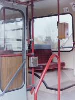 ZF Vorf�hrwagen, FN-CC 980. Am Schlu� noch ein Blick in den Innenraum, denn dieser Bus besa� etwas, �ber das die Pekol oder VWG-Busse seinerzeit nicht verf�gten. Nicht die h��lichen roten Stangen, aber den Papierkorb daran, in den Fahrg�ste bei Verlassen des Busses ihre Fahrscheine entsorgen konnten. �brigens : Dem folgenden LINK nach, war der Bus nachdem er bei ZF nicht mehr gebraucht wurde, mit der Nummer 465 als Linienbus in Zagreb eingesetzt : >>http://www.fahrzeuglisten.de/listen/liste.php?liste=hr-zag-bus <<.