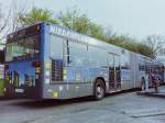 NEOPLAN Vorf�hrwagen, SZ-UR 62, Wagen 502. Zur gleichen Zeit lief auch dieser Gelenkbus von Neoplan im Liniendienst. Der Bus hatte, im Gegensatz zu den bisherigen Vorf�hrwagen der Gottlob Auw�rter GmbH & Co. KG, ein modern gestaltetes �u�eres und konnte sich so besser in die Fuhrparks der Unternehmen denen er zur Verf�gung gestellt wurde einordnen. Neoplan hatte damit auch bei den Gelenkbussen die Nase in der Entwicklung vorne. Das Problem der Busse in Niederflurbauweise waren aber nicht die neue Technik, sondern die fehlende Infrastruktur. So war es f�r Rollstuhlfahrer immer noch nicht m�glich ohne Hilfe in die Busse zu gelangen, da die Bordsteine nach wie vor zu niedrig waren. Sp�ter wurden daher Busse mit dem sogenannten  Kneeling-System  eingef�hrt. Also eine technische M�glichkeit, den Bus an den Haltestellen abzusenken, f�rmlich  in die Knie  gehen zu lassen, daher der Begriff  Kneeling .