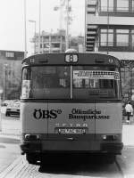Die �BS-Busse. �hnlich wie bei den Bussen mit M�BEL WEIRAUCH-Werbung, lag der Anteil im Fuhrpark bei f�nf bis sechs Fahrzeugen. Und alle diese Busse wurden im Herbst 1987 innerhalb weniger Tage umlackiert, nachdem aus der �ffentlichen Bausparkasse (�BS) die Landesbausparkasse (LBS) geworden war. Anders als die LBS-Werbung war die Lackierung mit �BS auf den meisten Fahrzeugen nicht identisch. Ich zeige sie hier aus diesem Anla� nochmal in der Reihenfolge wie sie im Fuhrpark erschienen. Wagen 13 war der erste Bus der 1976 die neue Form der �BS-Werbung erhielt. Er muss nat�rlich als Ausnahme betrachtet werden, denn als einziger Setra in dieser Gruppe hinkt der Vergleich mit den anderen Bussen (alles Typ SL I) ein wenig. Die Aufnahme zeigt das Heck von Wagen 13 im April 1982 am Hauptbahnhof. Und jetzt mal ehrlich : Wieviele Unterschiede sind ihnen bislang aufgefallen ? Z�hlen Sie mal mit ...
